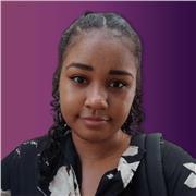 Professeur particulier donne cours de soutien scolaire aux étudiants en difficulté